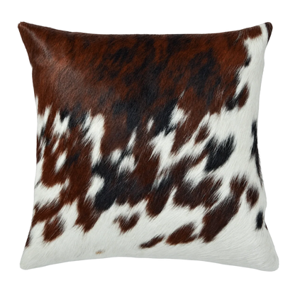 Coussin en peau de vache Braise mouchetée, vue du produit aux tonalités brun roux et blanc moucheté