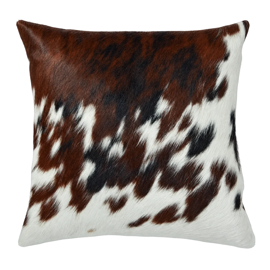 Coussin en peau de vache Braise mouchetée, vue du produit aux tonalités brun roux et blanc moucheté