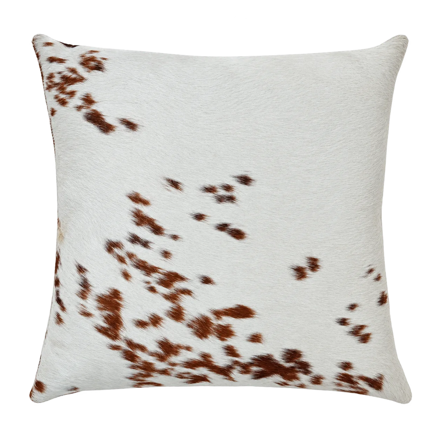 Coussin en peau de vache Constellation, vue du produit aux tonalités blanc et brun finement moucheté