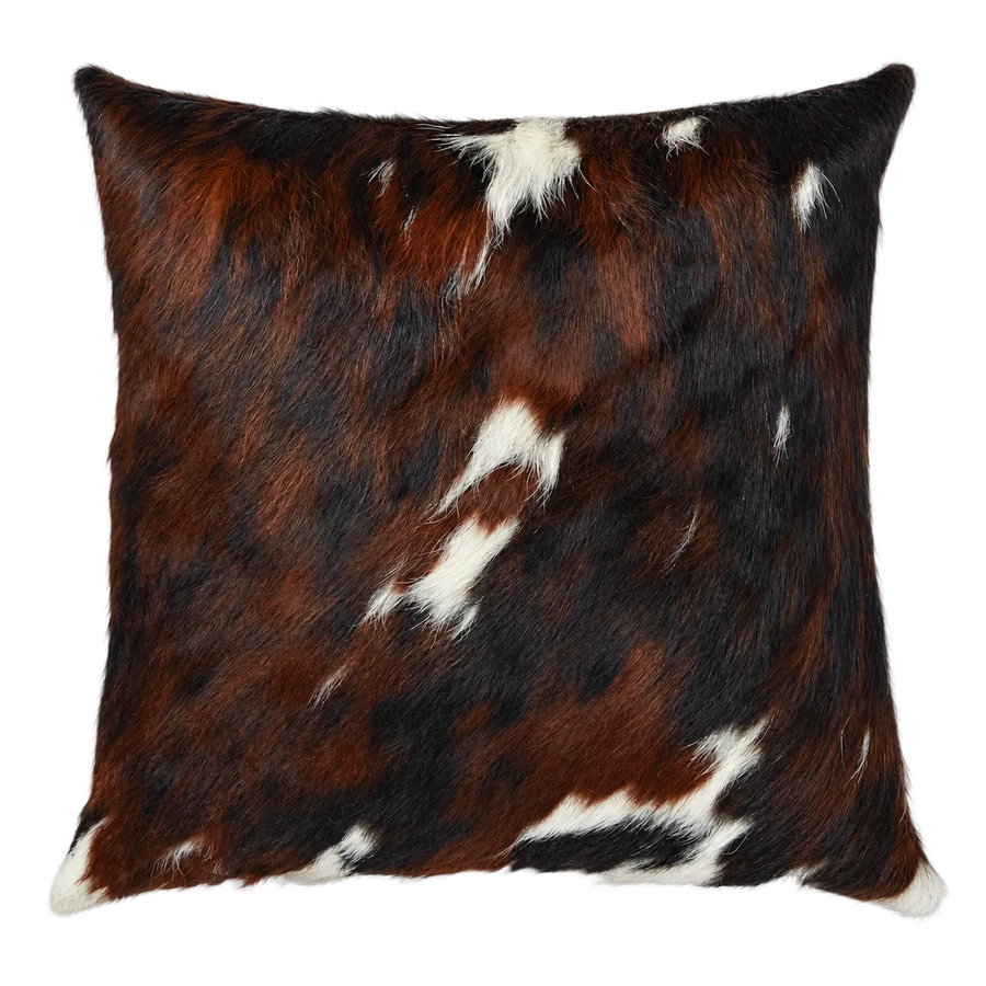 Coussin en peau de vache Fauve profond, vue du produit aux tonalités brun roux et noir
