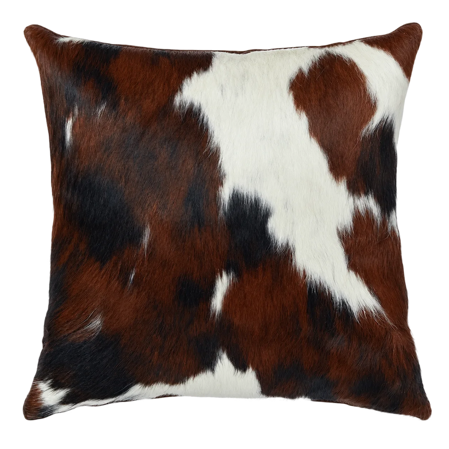 Coussin en peau de vache Acajou, vue du produit aux tonalités brun roux foncé et blanc