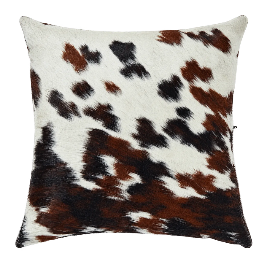 Coussin en peau de vache Éclats tricolores, vue du produit aux tonalités blanc, brun et noir