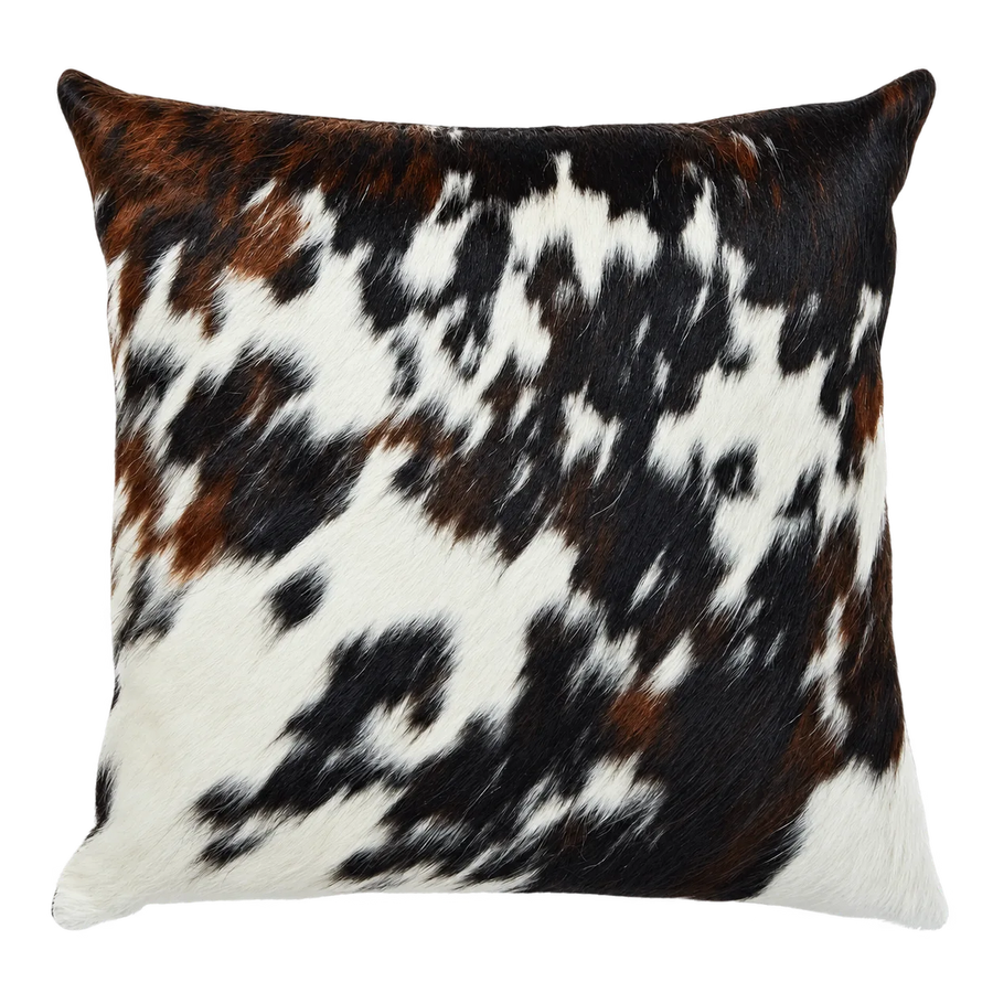 Coussin en peau de vache Nuit constellée, vue du produit aux tonalités noir, brun et blanc moucheté