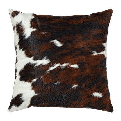Coussin en peau de vache Traversée, vue du produit aux tonalités brun foncé et blanc