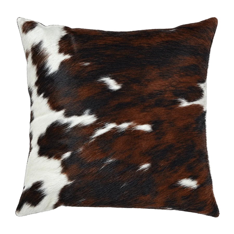Coussin en peau de vache Traversée, vue du produit aux tonalités brun foncé et blanc