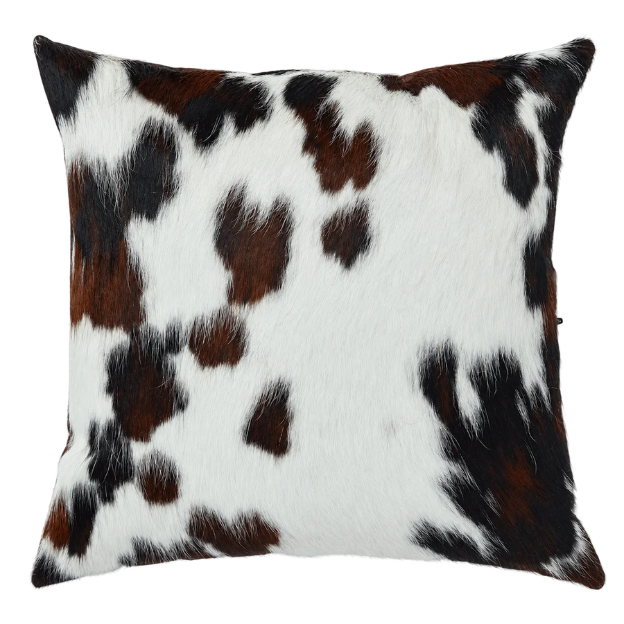 Coussin en peau de vache Granit, vue du produit aux tonalités ivoire, noir et brun