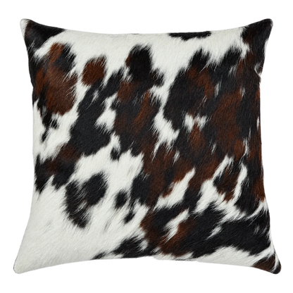 Coussin en peau de vache Éclats d'encre, vue du produit aux tonalités noir, blanc et brun