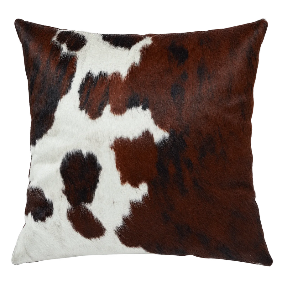 Coussin en peau de vache Cuivre, vue du produit aux tonalités brun roux et ivoire