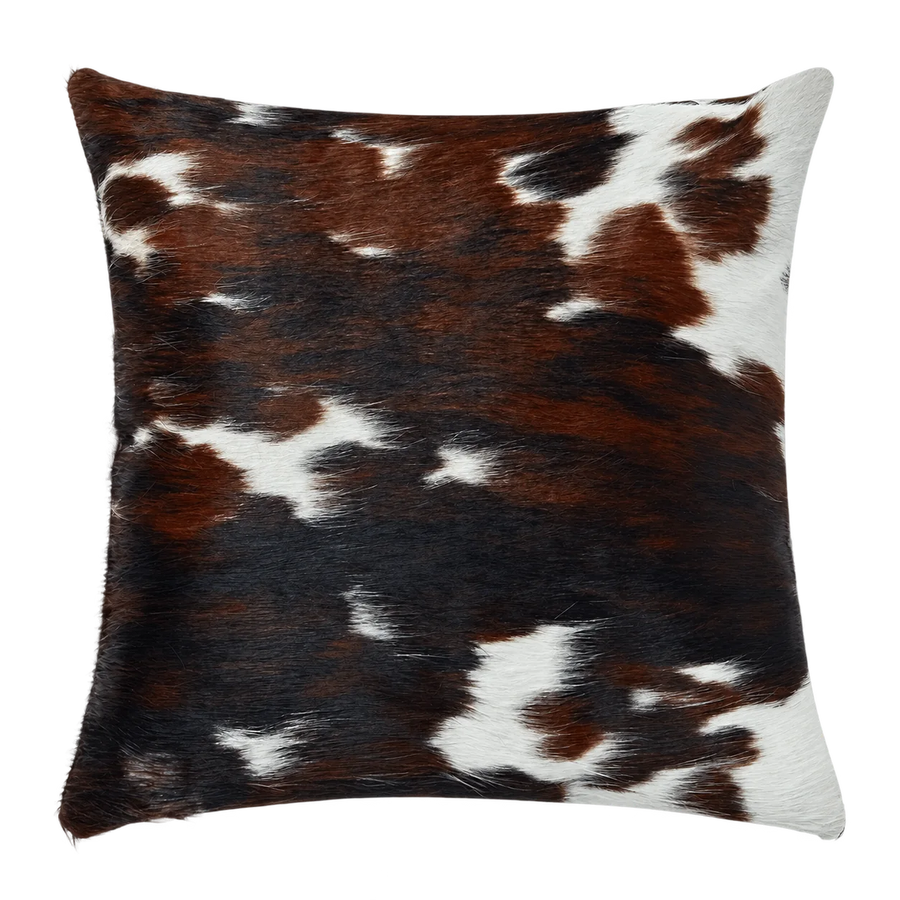 Coussin en peau de vache Éclats blancs, vue du produit aux tonalités brun roux et blanc
