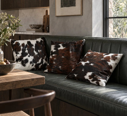 Coussin en peau de vache Éclats blancs dans un intérieur
