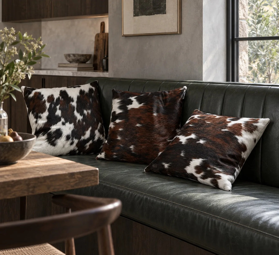 Coussin en peau de vache Éclats blancs dans un intérieur