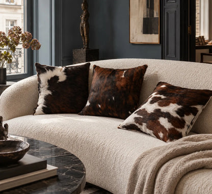 Coussin en peau de vache Marqueterie dans un intérieur