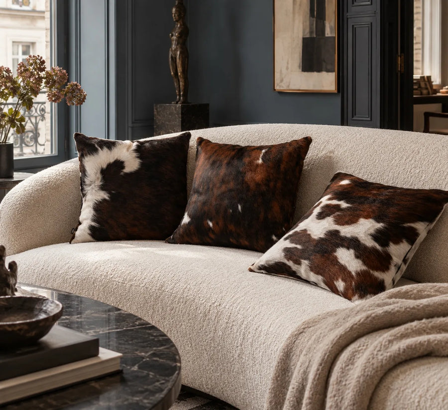 Coussin en peau de vache Marqueterie dans un intérieur