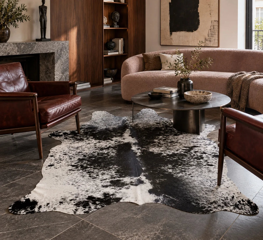 Peau de vache Mosaïque noire dans un intérieur