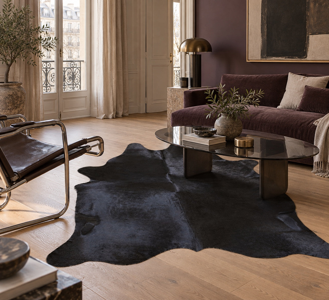 Peau de vache noire dans un salon contemporain